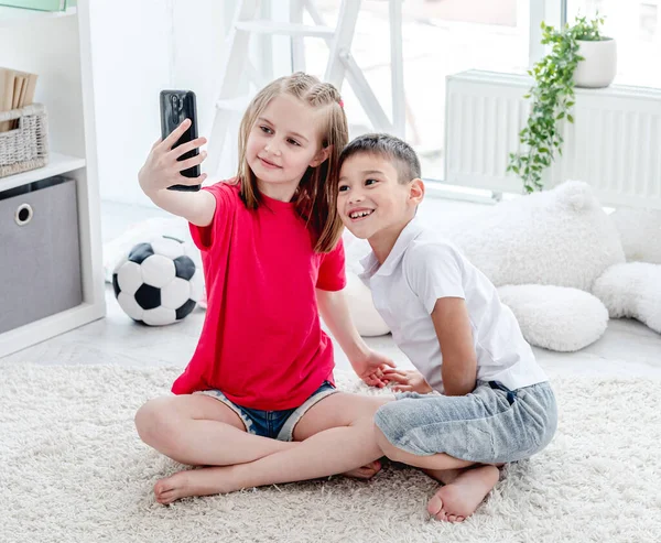 Feliz chico y chica tomando selfie —  Fotos de Stock