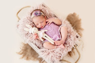 Uyuyan yeni doğmuş bebek