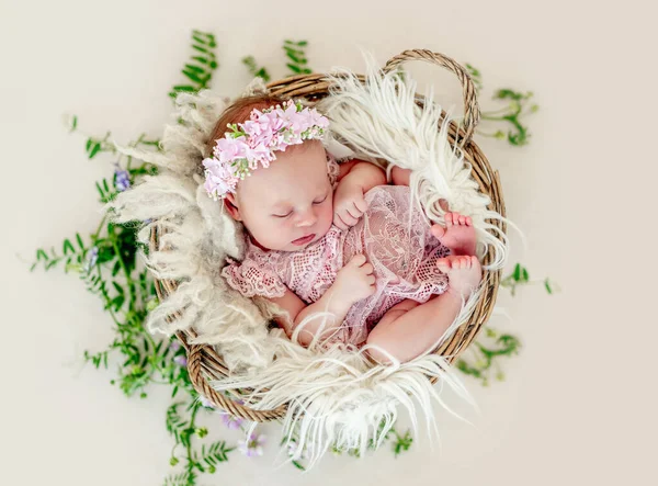 Dormir niña recién nacida — Foto de Stock