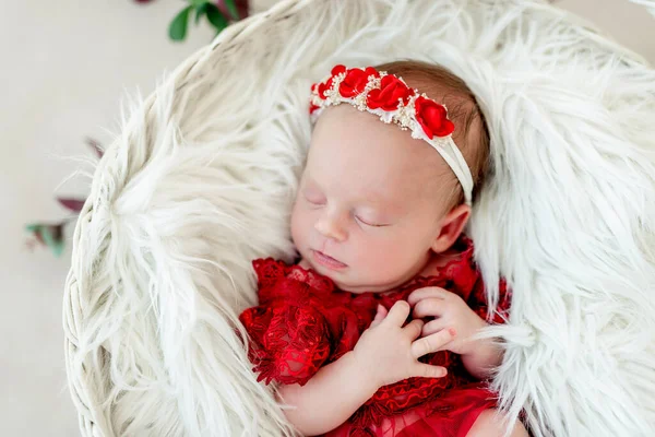 Schlafendes neugeborenes Mädchen — Stockfoto
