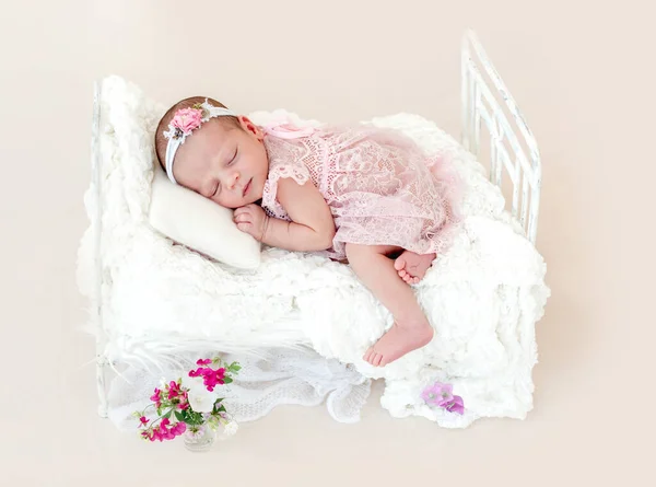 Κοιμισμένο νεογέννητο κοριτσάκι — Φωτογραφία Αρχείου