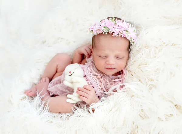 Slapen pasgeboren baby meisje — Stockfoto