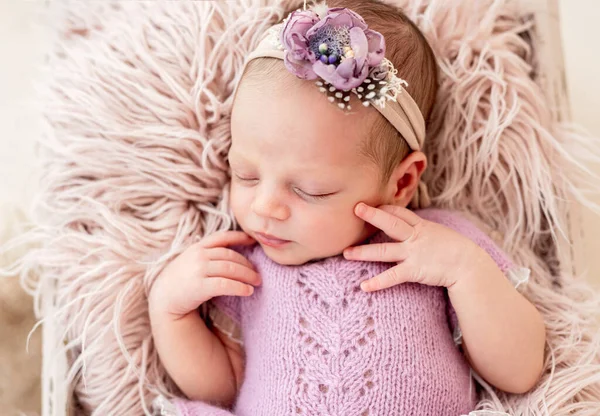 Спящая новорожденная девочка — стоковое фото