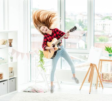 Gitarlı genç kız zıplıyor