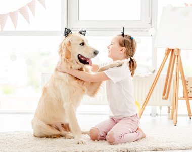 Sevimli köpeği olan neşeli küçük kız.
