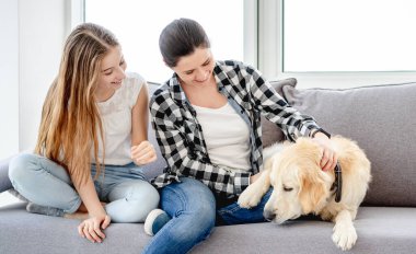 Kızı ve annesi köpeğin yanında.