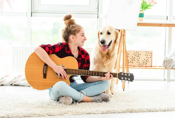 Güzel köpekle gitar çalan kız. — Stok fotoğraf