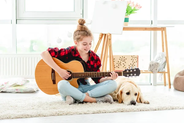 Fiatal lány gitárral közel kutya — Stock Fotó