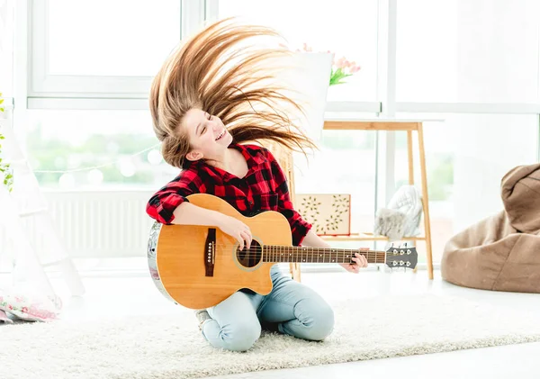 Menina com guitarra acenando cabelo longo — Fotografia de Stock