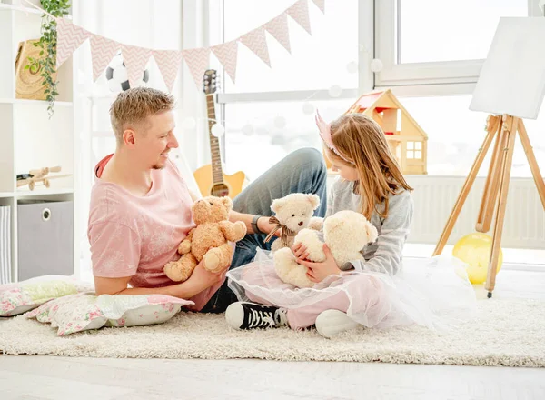 Pequeña princesa jugando con padre sonriente — Foto de Stock