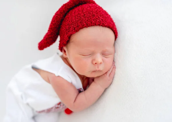 Słodkie noworodek noszenie emboidered koszula — Zdjęcie stockowe