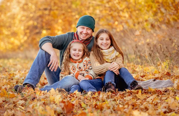 Sitzen im Herbstlaub — Stockfoto