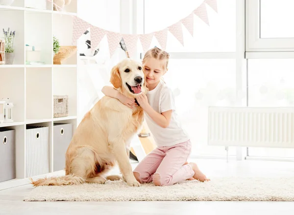 Feliz niña abrazando hermoso perro — Foto de Stock