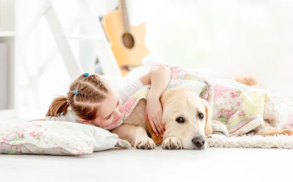 Όμορφο κοριτσάκι καλύπτει χαριτωμένο σκυλί — Φωτογραφία Αρχείου