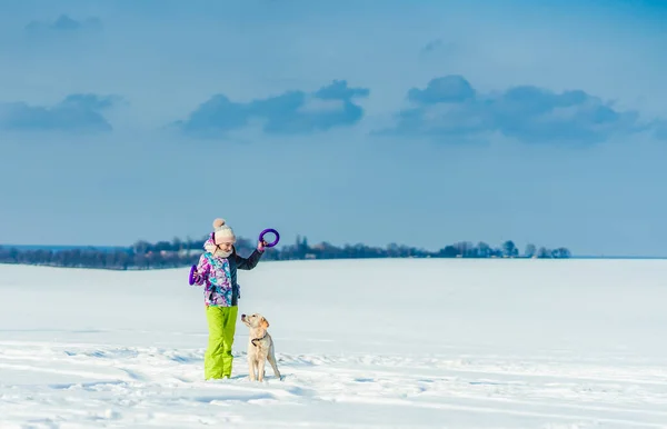 Aranyos lány játszik kutyával — Stock Fotó