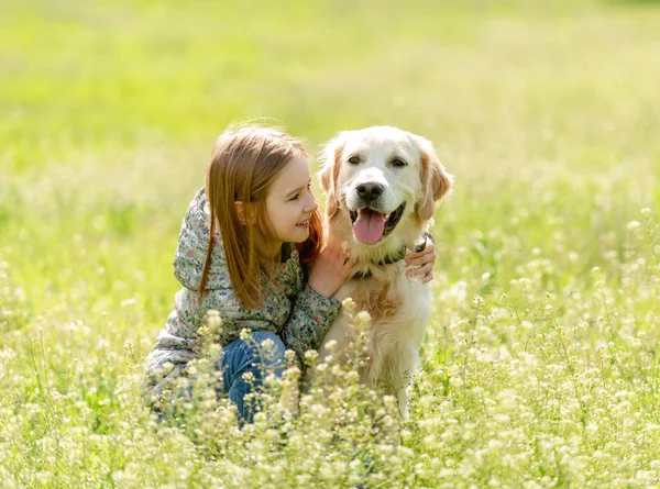 Sorrindo menina olhando para o cão bonito — Fotografia de Stock