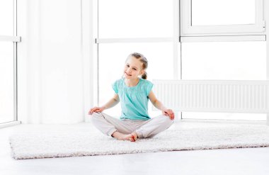 Küçük kız antrenman yapıyor.