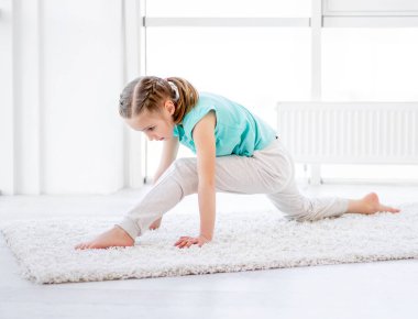 Küçük jimnastikçi sicim gösterisi yapıyor.