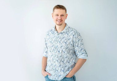 Elleri ceplerinde gülümseyen adam