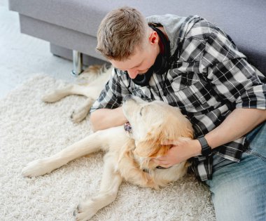 Şirin köpeği olan yakışıklı bir adam.