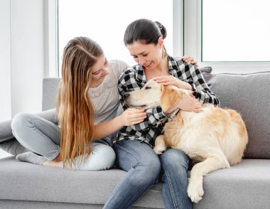 Kızı ve annesi köpeğin yanında.