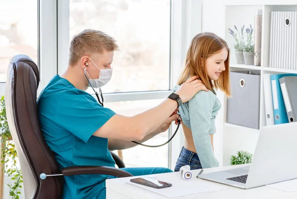 Dokter luisterend klein meisje — Stockfoto