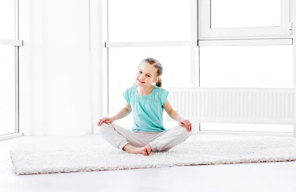 Niña haciendo ejercicio — Foto de Stock