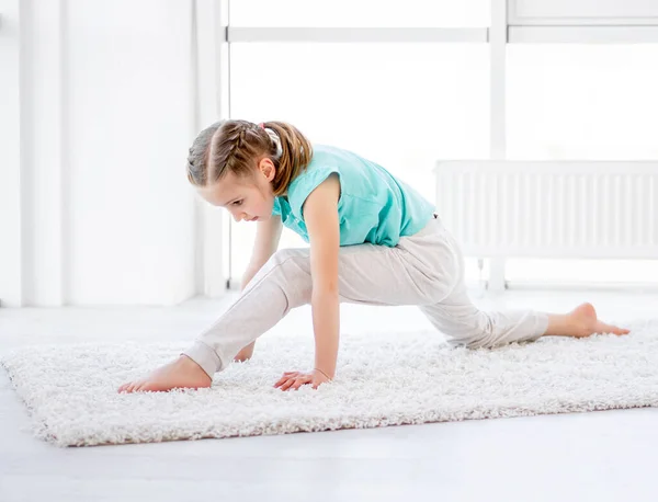 Little gymnast performing twine — Stock Photo, Image