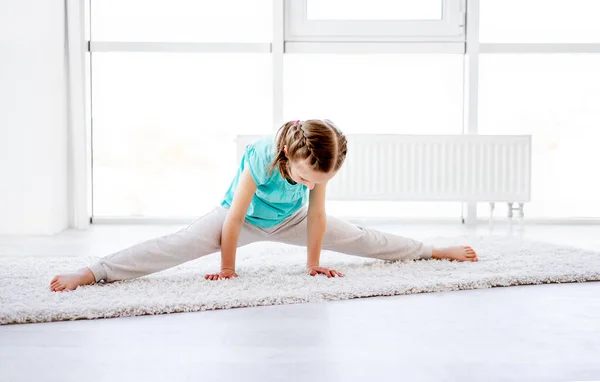 Little gymnast performing twine — Stock Photo, Image
