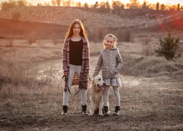 Belle ragazze con cane carino — Foto Stock