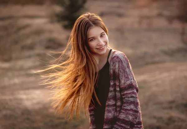 Chica con sol en el pelo revoloteando — Foto de Stock