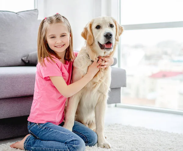 Glimlachend klein meisje knuffelen schattig hond — Stockfoto