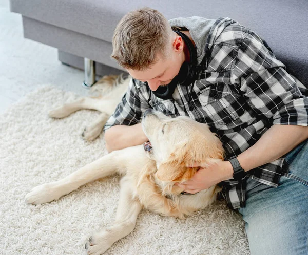 Homem bonito com cão bonito — Fotografia de Stock