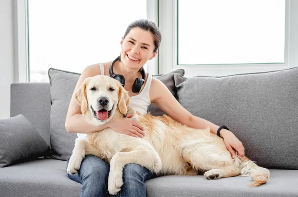 귀여운 개를 껴안고 있는 아름다운 여인 — 스톡 사진