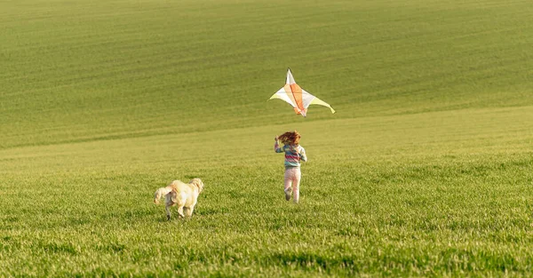 Happy girl running with kite — Stock Photo, Image