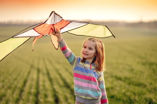 Liten flicka med flygande drake — Stockfoto