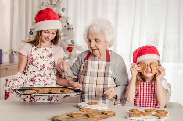 Babcia z wnuczkami pieką ciasteczka — Zdjęcie stockowe