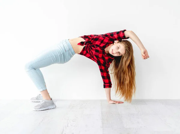 Sorrindo jovem dançarina no estúdio — Fotografia de Stock