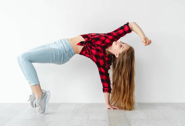 Movimiento de baile realizado por la joven — Foto de Stock