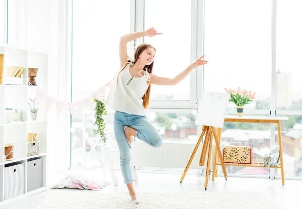Счастливая девочка-подросток, исполняющая современный танец — стоковое фото