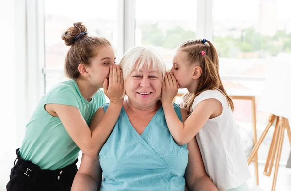 Leuke kleindochters delen geheim met oma — Stockfoto