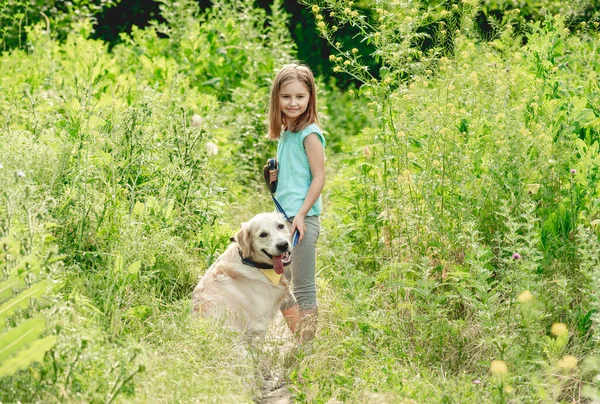 Schattig klein meisje met mooie hond — Stockfoto
