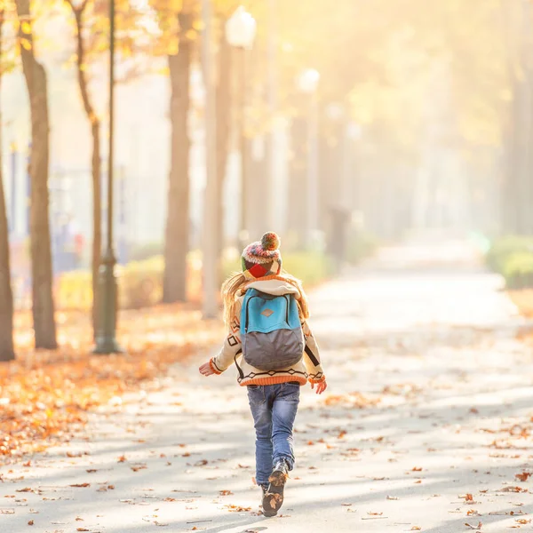 Glad unge efter skolan — Stockfoto