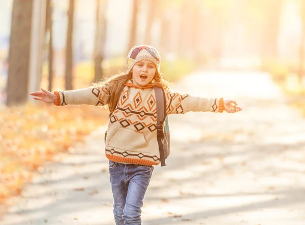 Schattig schoolmeisje met rugzak — Stockfoto