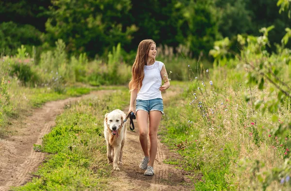 Chica corriendo con perro en la naturaleza — Foto de Stock
