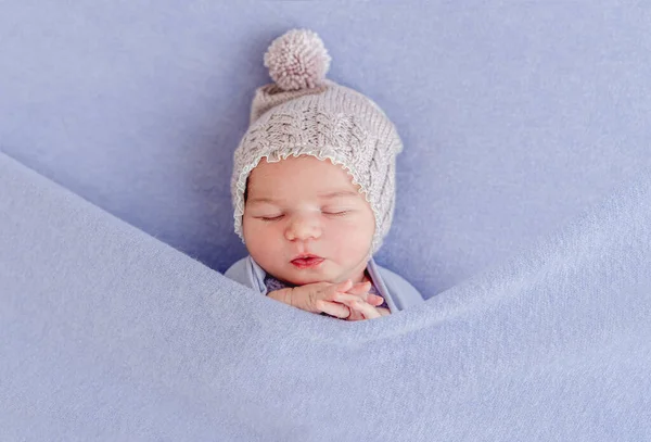 Adorable recién nacido dormido cubierto con manta — Foto de Stock