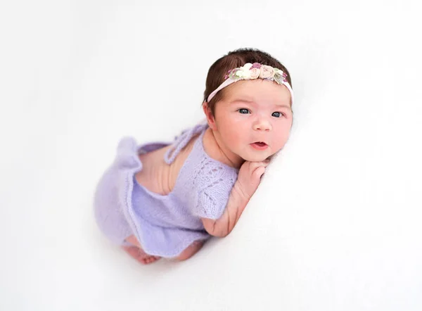 Härlig nyfödd flicka med öppen mun — Stockfoto
