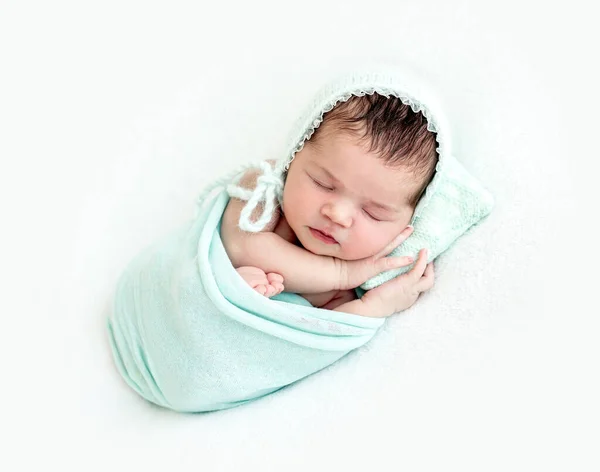 Roztomilý novorozenec spí na malém polštáři — Stock fotografie