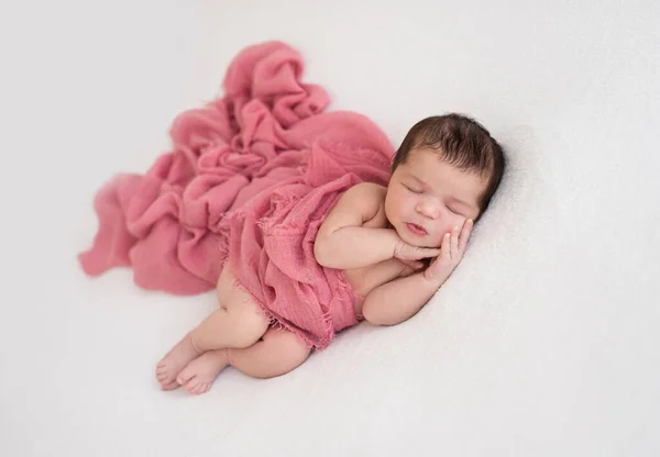 Hermoso recién nacido dormido acostado en un lado —  Fotos de Stock