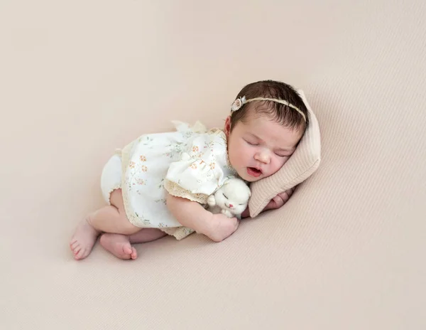 Leuk pasgeboren knuffelspeeltje aan zij — Stockfoto